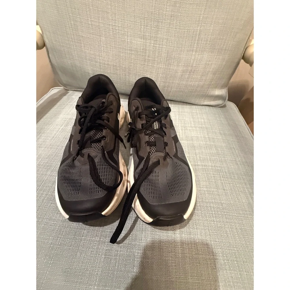 On Running Cloudstratus 2.0 Womens 8.5 Black White Running Shoes